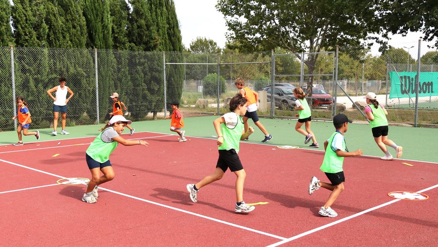 Enfants en chasubles courant sur le court pendant un exercice de Cognition Active, stage d'Uchaud