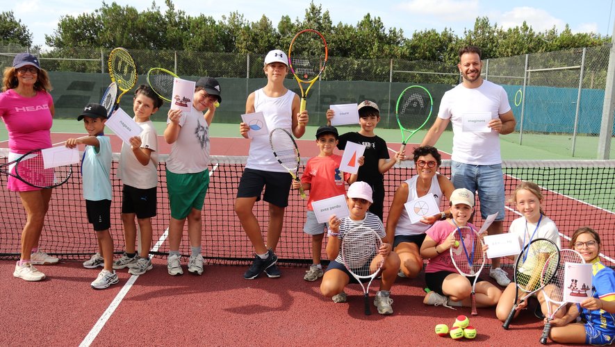 Enfants avec raquettes et diplômes sur le court du Tennis Club d'Uchaud, avec les encadrants EDU-FUN, août 2026